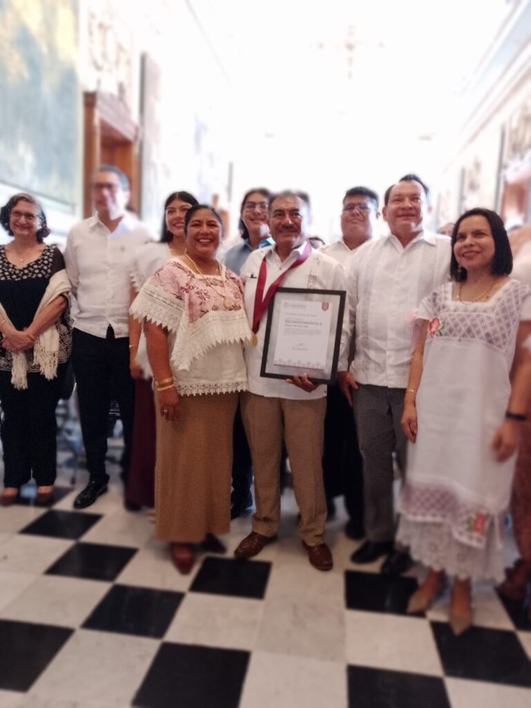 Fidencio Briceño Chel recibe la Medalla Eligio Ancona IMG 20250617 WA0036 768x1024