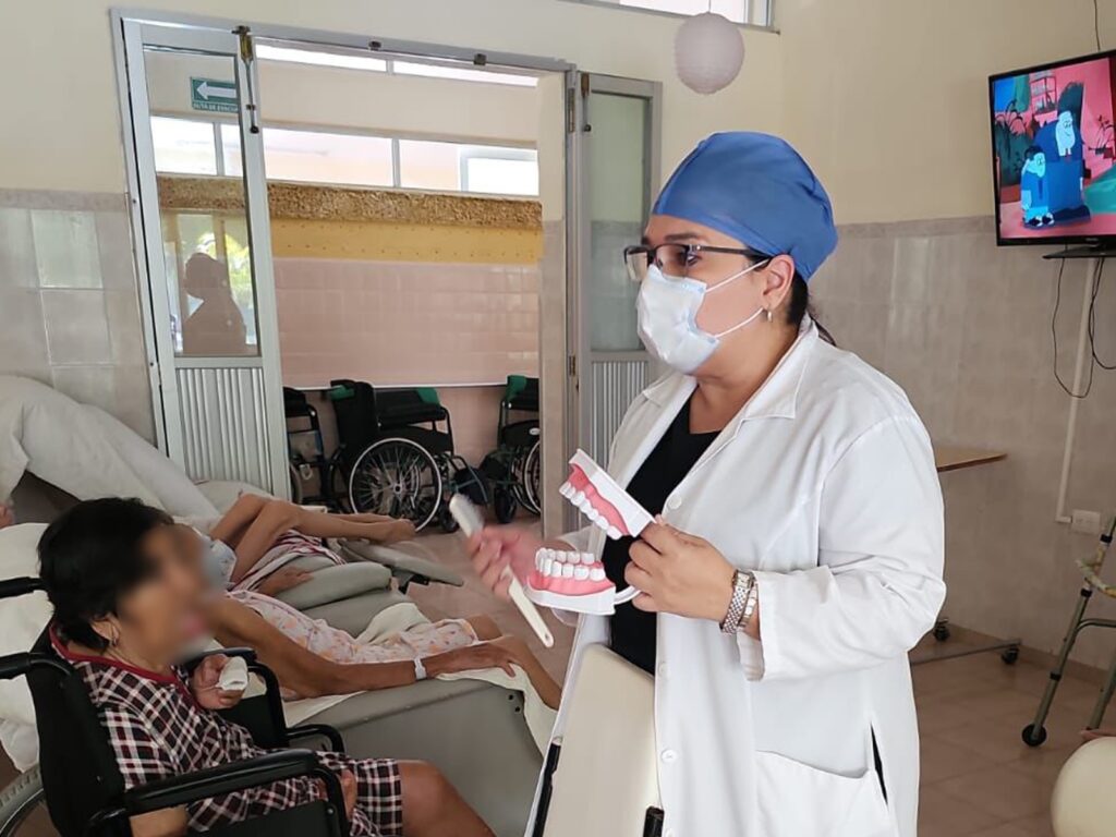 Acercan servicios de salud bucal a personas mayores en estancias de Mérida IMG 20250719 WA0022 1024x768
