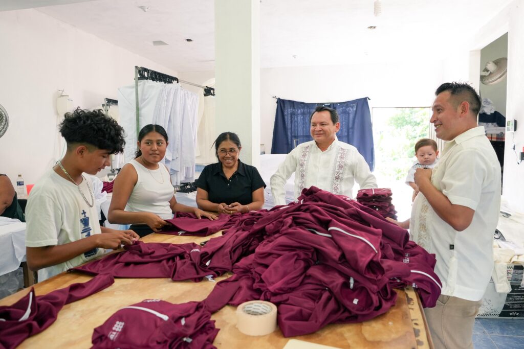 Tekit viste de orgullo a Yucatán con uniformes de “Bienestar en tu Escuela” IMG 20250827 WA0011 1024x683
