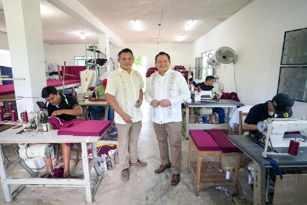Tekit viste de orgullo a Yucatán con uniformes de “Bienestar en tu Escuela” IMG 20250827 WA0013 1024x683