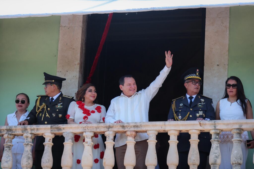 Más de 4,900 participantes engalanan desfile cívico-militar en Mérida IMG 20250916 WA0031 1024x683
