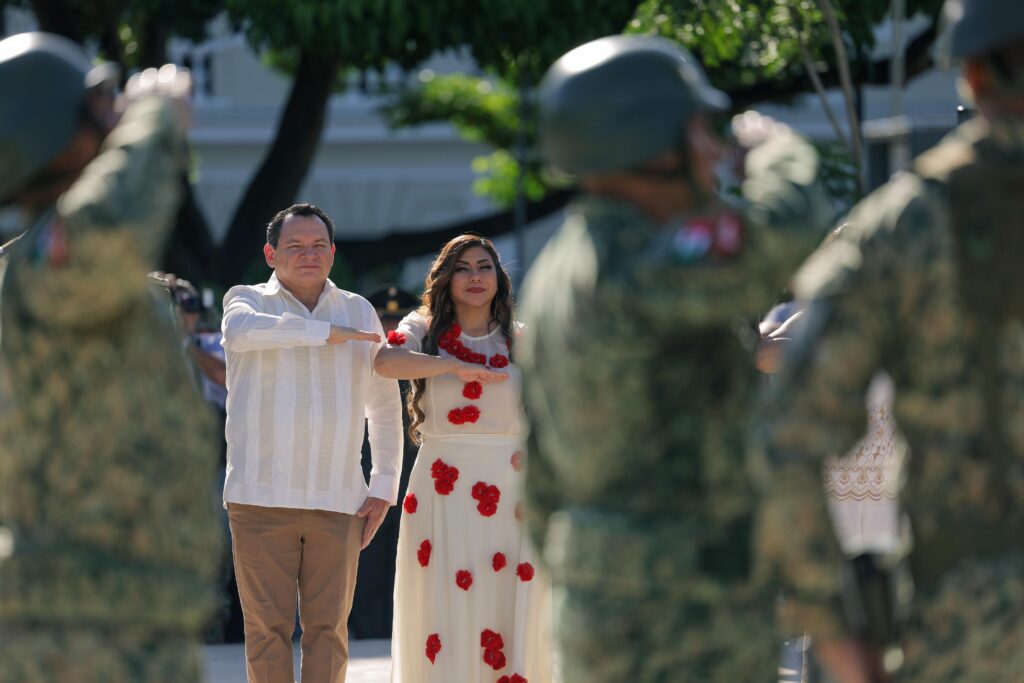 Más de 4,900 participantes engalanan desfile cívico-militar en Mérida IMG 20250916 WA0034 1024x683