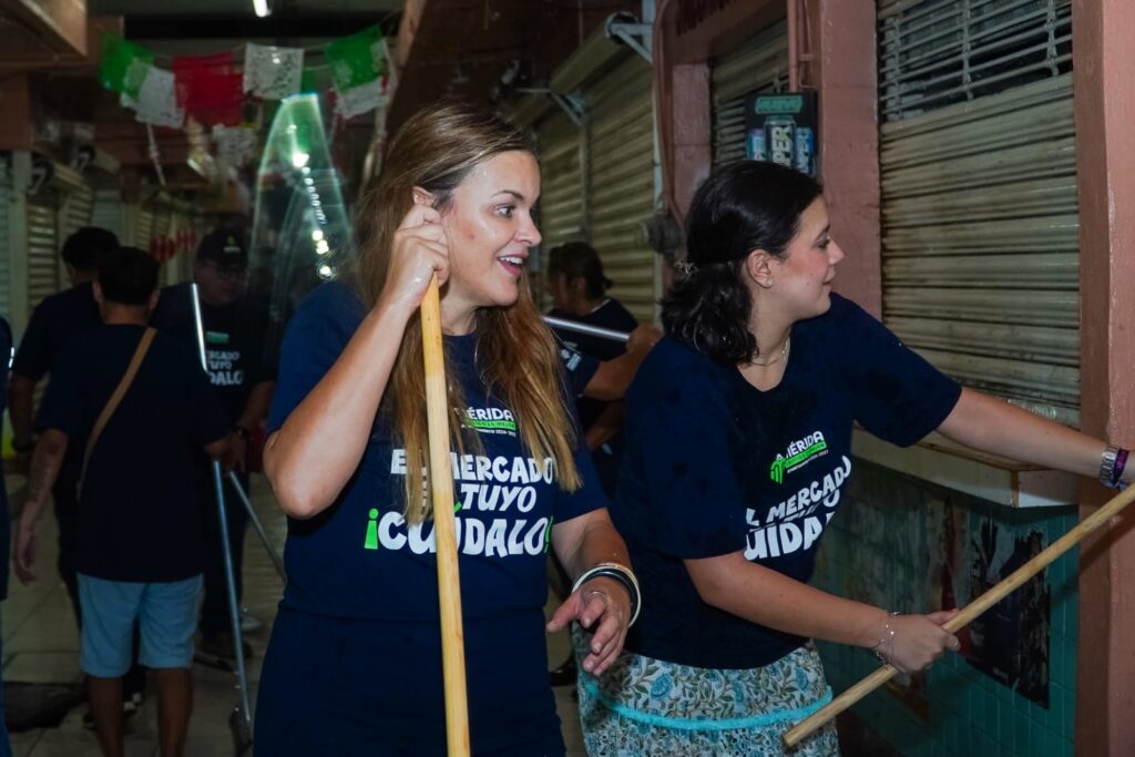 Con limpieza integral del Mercado Lucas de Gálvez, cuidamos el corazón de comercio local de Mérida: Cecilia Patrón IMG 20251004 WA0050 1024x683
