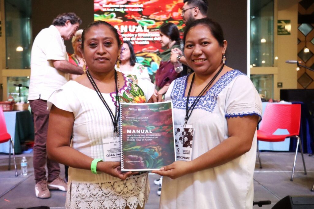 Artesanas mayas de Yucatán presentan Manual del Bordado Yucateco IMG 20251018 WA0043 1024x682