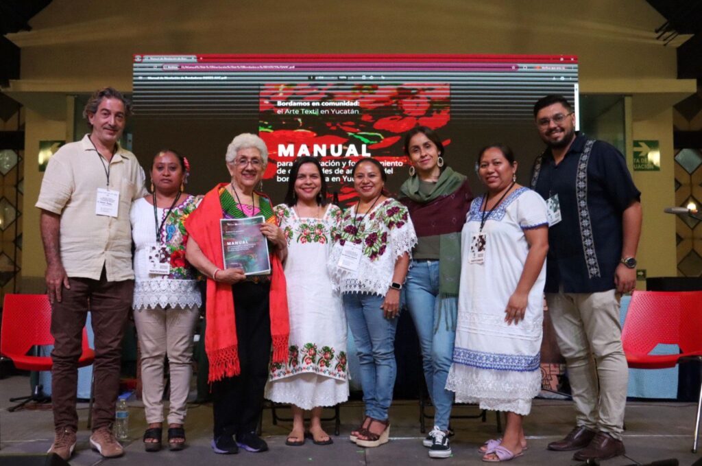 Artesanas mayas de Yucatán presentan Manual del Bordado Yucateco IMG 20251018 WA0044 1 1024x679