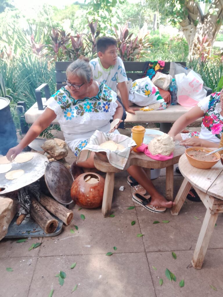 Altares del alma: Yucatán celebra la vida entre flores, sabores y memoria maya IMG 20251029 WA0007 768x1024