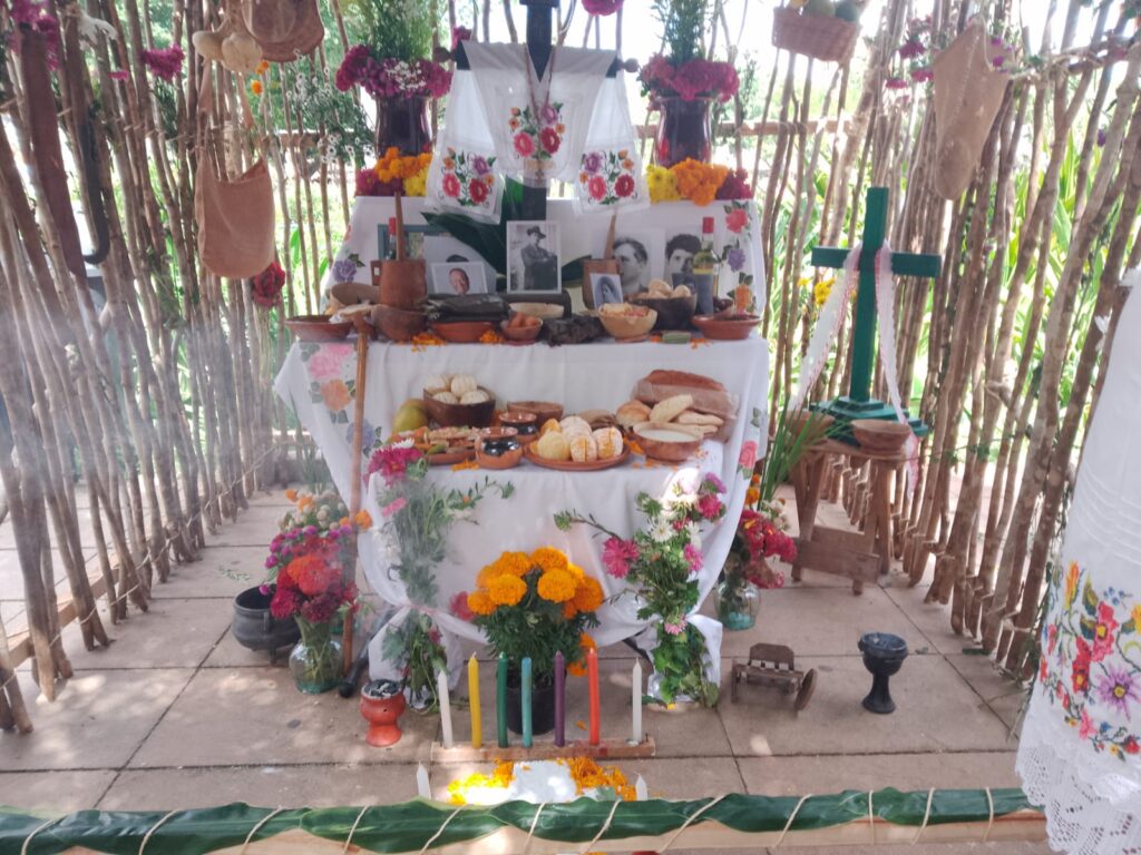 Altares del alma: Yucatán celebra la vida entre flores, sabores y memoria maya IMG 20251029 WA0009 1 1024x768
