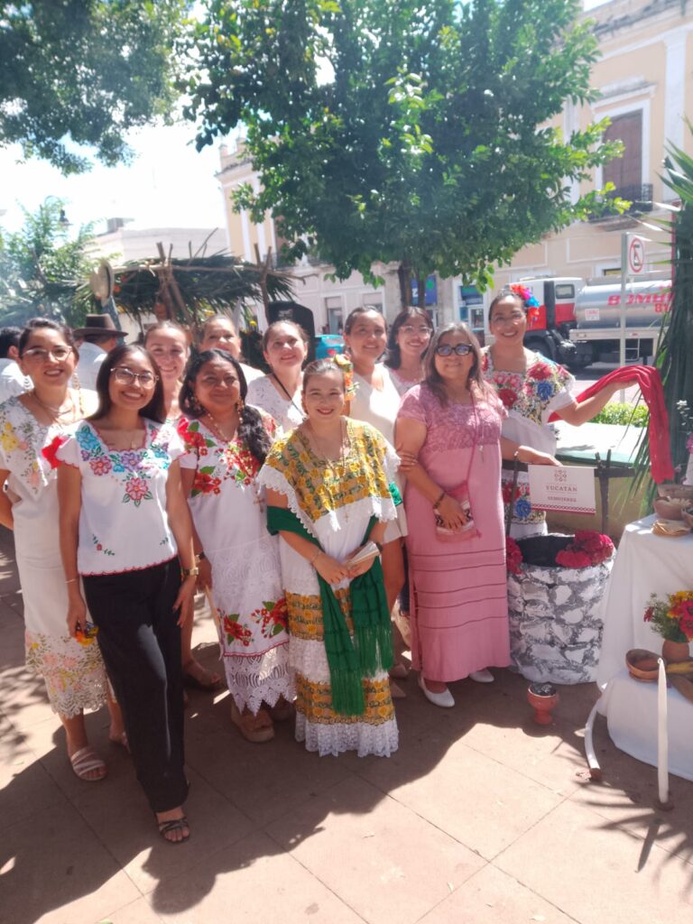 Altares del alma: Yucatán celebra la vida entre flores, sabores y memoria maya IMG 20251029 WA0011 768x1024