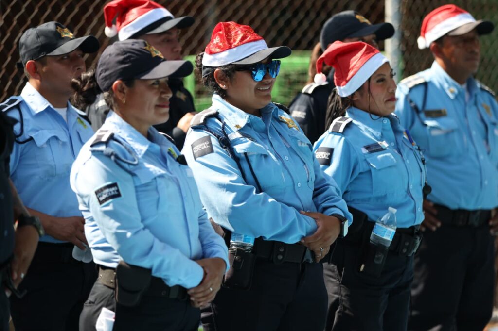 Acompañada de la Policía de Mérida, Cecilia Patrón acerca la Navidad a las comisarías del sur. 0cea2493 E5f9 47d7 8864 8432dad7072f 1024x682