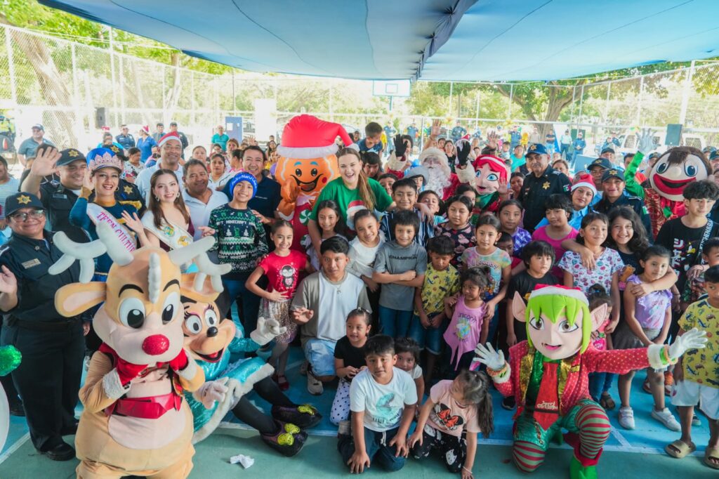 Acompañada de la Policía de Mérida, Cecilia Patrón acerca la Navidad a las comisarías del sur. 69c0f428 D4db 42ef B601 29eae7065b62 1024x682