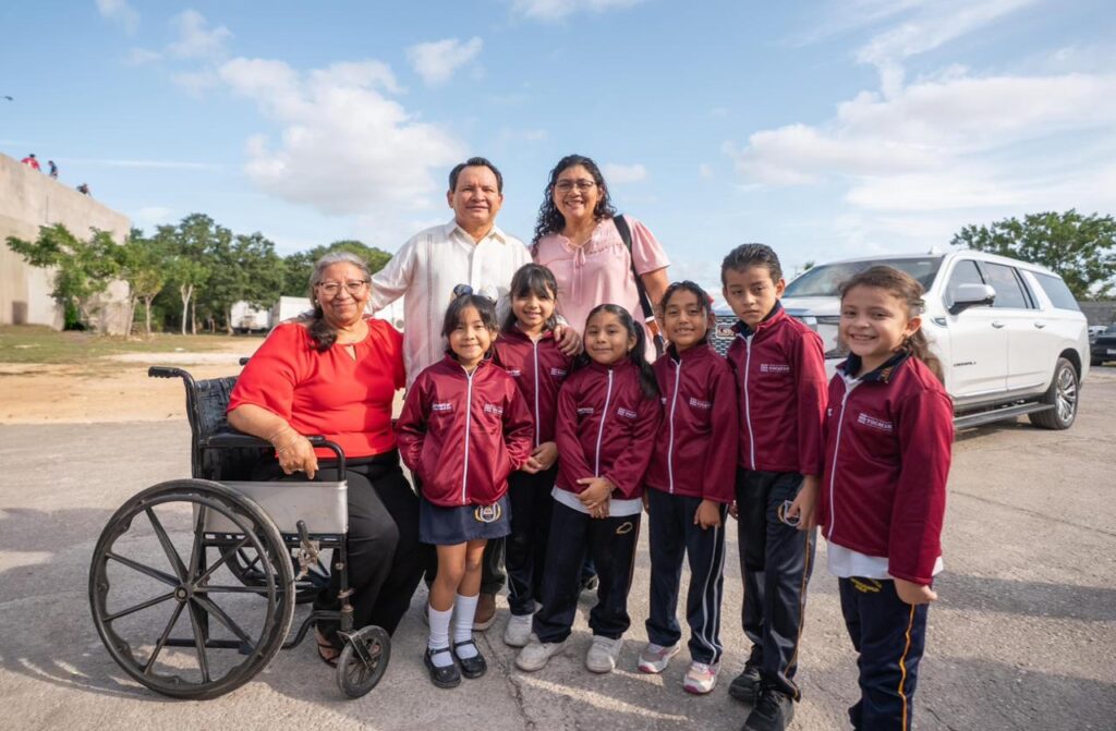 Yucatán fortalece infraestructura educativa con entrega de mobiliario escolar IMG 20251209 WA0013 1024x671