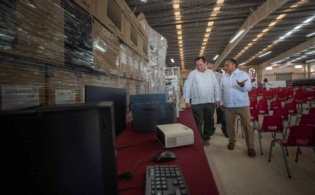 Yucatán fortalece infraestructura educativa con entrega de mobiliario escolar IMG 20251209 WA0014 1024x634