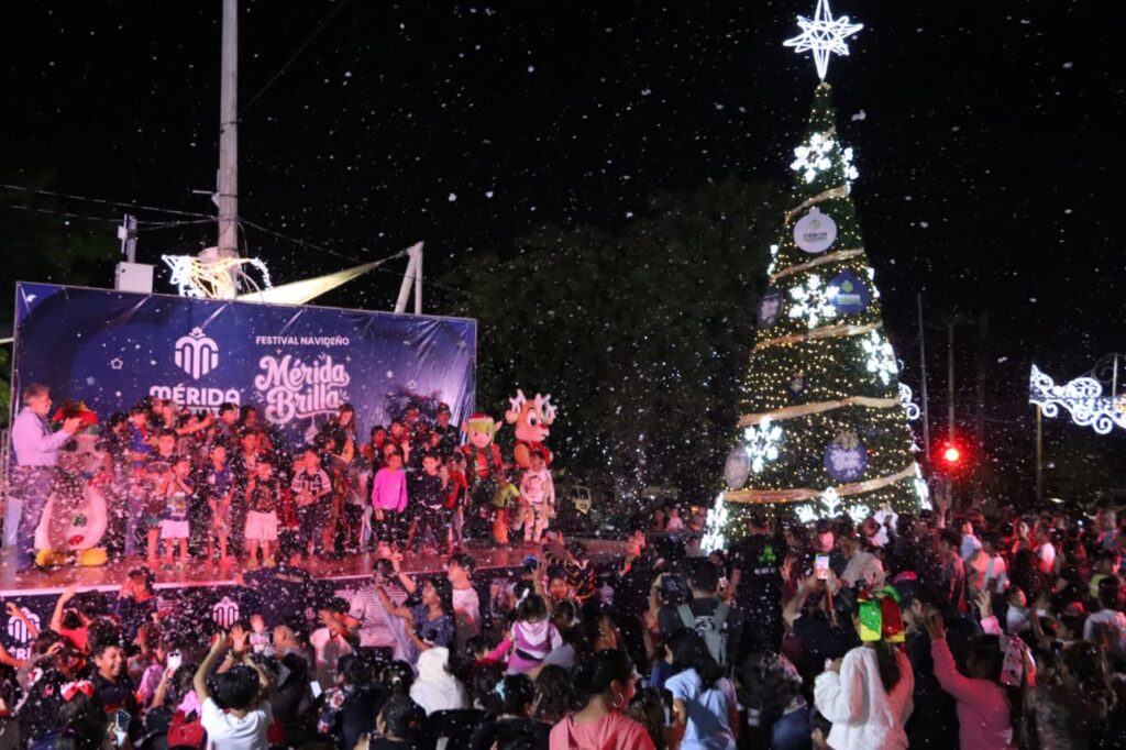 El sur de Mérida ya brilla con el sexto árbol navideño: Cecilia Patrón IMG 20251209 WA0074 1024x682