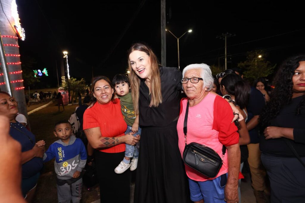 El sur de Mérida ya brilla con el sexto árbol navideño: Cecilia Patrón IMG 20251209 WA0075 1024x682