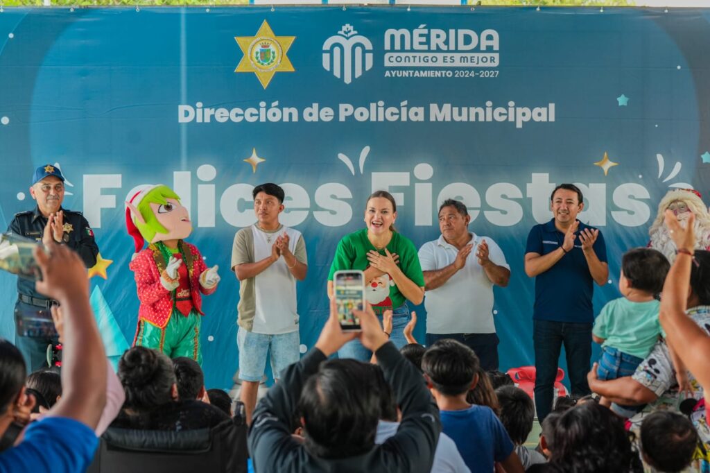 Acompañada de la Policía de Mérida, Cecilia Patrón acerca la Navidad a las comisarías del sur. Faecb35d 2cb0 4d4f 8c31 2e83af7cdd68 1024x682
