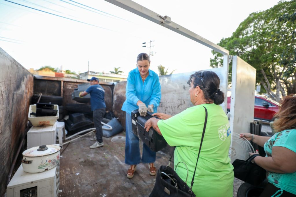 Cecilia Patrón intensifica trabajos de bacheo en toda la ciudad por temporada de lluvias 6d645d97 450a 4ca3 8710 780f7022c557 1024x682