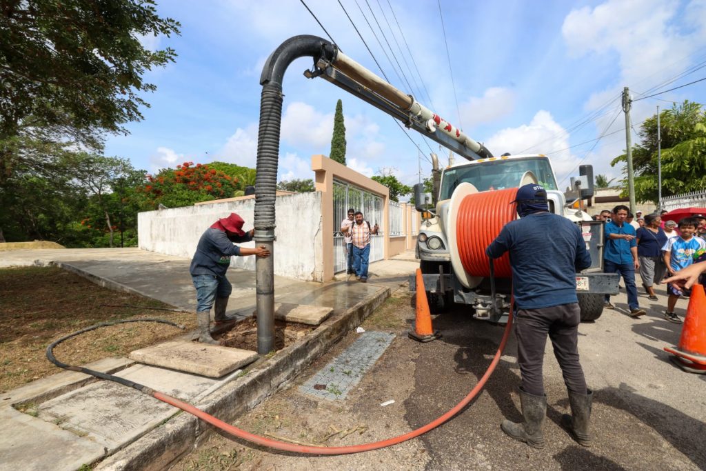 Mega Operativos llevan orden y limpieza a cada colonia de Mérida: Cecilia Patrón Mega Operativo de limpieza@ceciliapatron en col. Sambulá