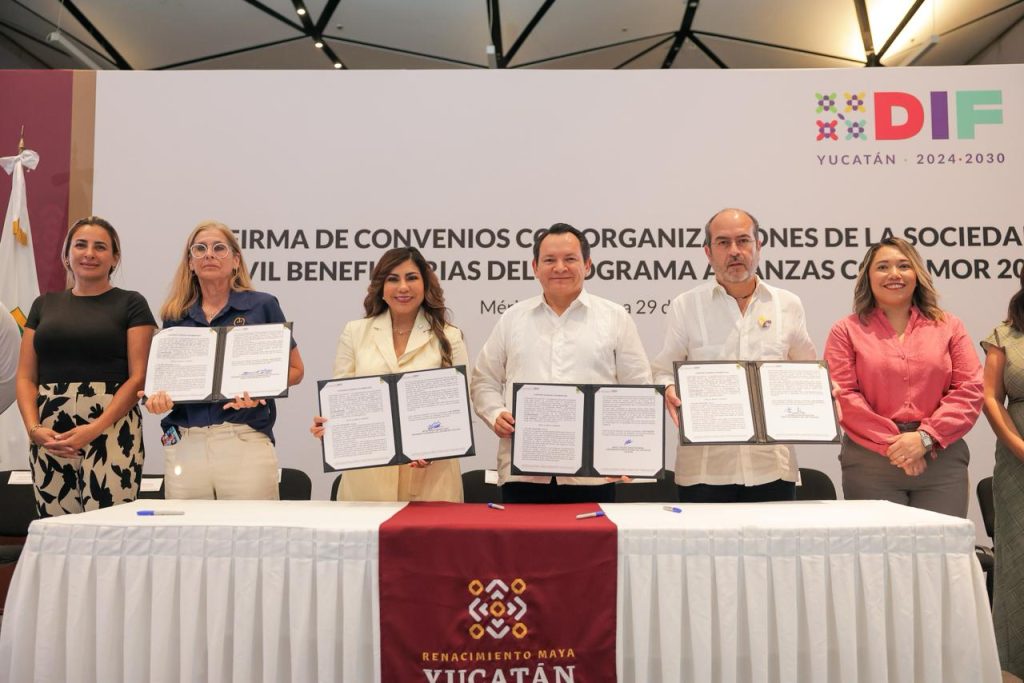 Renacimiento Maya destina 27.6 MDP a 63 organizaciones civiles que cuidan a quienes más lo necesitan El Gobernador Joaquín Díaz Mena encabezó la firma de convenios de Alianzas con Amor, programa que respalda a 63 organizaciones civiles que transforman vidas en todo Yucatán. El Gobierno del Renacimiento Maya fortalece la atención a las familias que más lo necesitan mediante una alianza con la sociedad civil, que permitirá ampliar servicios de salud, rehabilitación, alimentación, atención psicológica, asesoría jurídica, albergue, capacitación y acompañamiento para miles de personas en condición de vulnerabilidad en todo el estado. Al encabezar la firma de los convenios 2026 del programa Alianzas con Amor, el Gobernador Joaquín Díaz Mena destacó que, con una inversión anual superior a 27 millones 600 mil pesos, el Gobierno del Estado respalda el trabajo de 63 organizaciones de la sociedad civil, convencido de que la transformación de Yucatán se construye junto a quienes trabajan todos los días cerca de las personas y conocen las necesidades de cada comunidad. “A las organizaciones que hoy firman este convenio les decimos: cuenten con un gobierno de puertas abiertas y con un DIF Yucatán siempre dispuesto a trabajar de la mano para resolver juntos los retos que enfrentan. Vamos a seguir caminando unidos, porque cuando sociedad y gobierno suman esfuerzos, el bien común deja de ser un sueño y se convierte en una realidad para quienes más lo necesitan”, reiteró. Como parte del programa, nueve organizaciones atenderán a personas mayores; 16 fortalecerán la atención a personas con discapacidad; 34 brindarán terapias, servicios médicos, comedores, orientación psicológica y legal, actividades académicas y deportivas, así como atención a personas con adicciones, y cuatro impulsarán acciones con perspectiva de género y brindarán apoyo a mujeres embarazadas en situación de vulnerabilidad. El titular del Ejecutivo estatal afirmó que cada peso invertido en estas organizaciones se multiplica gracias al compromiso, la experiencia y el trabajo voluntario de quienes dedican su vida a servir a los demás, por lo que reconoció su labor para llevar esperanza, oportunidades y bienestar a quienes enfrentan mayores dificultades. Asimismo, señaló que este programa fortalece un modelo de trabajo coordinado entre el Sistema DIF Yucatán y las organizaciones civiles, al garantizar que los recursos públicos lleguen de manera directa, con transparencia y rendición de cuentas, a quienes más los necesitan. Díaz Mena recordó que, desde el inicio de su administración, se trabaja para combatir la desigualdad y llevar oportunidades a todos los rincones del estado. También reconoció la labor que realizan la Presidenta Honoraria del DIF Yucatán, Mtra. Wendy Méndez Naal, y la directora general, Shirley Castillo Sánchez, quienes, junto con las organizaciones de la sociedad civil, impulsan acciones que transforman la vida de miles de familias yucatecas. Asimismo, el Gobernador agradeció el respaldo de la Presidenta Claudia Sheinbaum Pardo por impulsar proyectos y políticas públicas que fortalecen el bienestar y el desarrollo de las yucatecas y los yucatecos. La Presidenta Honoraria del DIF Yucatán, Mtra. Wendy Méndez Naal, resaltó que, mediante la firma de estos convenios y la entrega de recursos, se refrenda el compromiso de respaldar a 63 asociaciones civiles que trabajan diariamente en favor de niñas, niños, personas con discapacidad, pacientes con cáncer, personas con síndrome de Down, personas mayores y otros sectores en situación de vulnerabilidad. “Hoy no venimos únicamente a entregar un apoyo económico; venimos a fortalecer una gran alianza. Cuando el DIF Yucatán y las asociaciones civiles hacen sinergia, multiplicamos el alcance de cada acción y el impacto de cada peso invertido. El Gobierno aporta recursos, coordina esfuerzos y brinda el respaldo institucional para que ustedes continúen transformando vidas”, afirmó. Por su parte, Castillo Sánchez señaló que estas alianzas estratégicas reflejan la visión de un gobierno cercano, de territorio y de puertas abiertas, que trabaja de la mano con la sociedad organizada para acompañar a cada familia yucateca. En representación de las organizaciones beneficiarias, el director general del Centro de Rehabilitación e Inclusión Infantil Teletón (CRIT) Yucatán, Rodrigo Ruelas Villalón, agradeció el respaldo del Gobierno del Estado y del Sistema DIF Yucatán, así como la confianza depositada en las asociaciones civiles que diariamente atienden a quienes más lo necesitan. Asistieron también la presidenta de la Asociación Mexicana de Ayuda a Niños con Cáncer en Yucatán, Marissa Goff Rodríguez; el presidente de la Asociación Pujulá IAP, Luis Gerardo Rosado Loría; el diputado federal Óscar Brito Zapata; la diputada federal Jéssica Saidén Quiroz, y la jefa del Departamento de Estrategia Social del Sistema DIF Yucatán, Jéssica Núñez Saldívar.