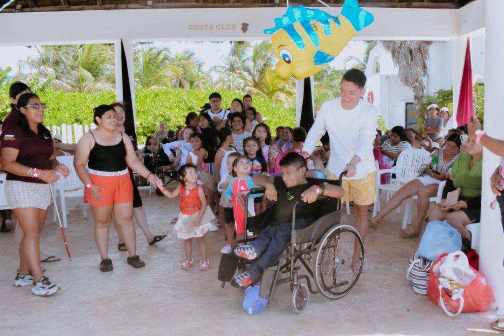 PERSONAS CON DISCAPACIDAD DISFRUTAN LA PLAYA