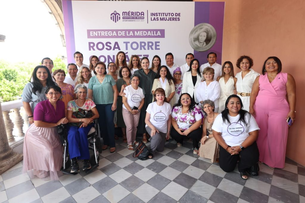 MEDALLA "ROSA TORRE GONZÁLEZ" A LILIANA JUDITH HERNÁNDEZ SANTIBAÑEZ.