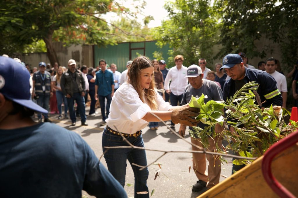 Mega Operativos llevan orden y limpieza a cada colonia de Mérida: Cecilia Patrón Mega Operativo de limpieza@ceciliapatron en col. Sambulá