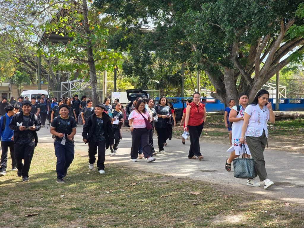 Centro Códice Maya reduce rezago digital y acerca herramientas tecnológicas a mujeres de Tiholop