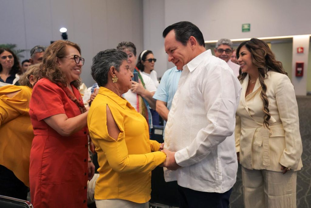 Renacimiento Maya destina 27.6 MDP a 63 organizaciones civiles que cuidan a quienes más lo necesitan El Gobernador Joaquín Díaz Mena encabezó la firma de convenios de Alianzas con Amor, programa que respalda a 63 organizaciones civiles que transforman vidas en todo Yucatán. El Gobierno del Renacimiento Maya fortalece la atención a las familias que más lo necesitan mediante una alianza con la sociedad civil, que permitirá ampliar servicios de salud, rehabilitación, alimentación, atención psicológica, asesoría jurídica, albergue, capacitación y acompañamiento para miles de personas en condición de vulnerabilidad en todo el estado. Al encabezar la firma de los convenios 2026 del programa Alianzas con Amor, el Gobernador Joaquín Díaz Mena destacó que, con una inversión anual superior a 27 millones 600 mil pesos, el Gobierno del Estado respalda el trabajo de 63 organizaciones de la sociedad civil, convencido de que la transformación de Yucatán se construye junto a quienes trabajan todos los días cerca de las personas y conocen las necesidades de cada comunidad. “A las organizaciones que hoy firman este convenio les decimos: cuenten con un gobierno de puertas abiertas y con un DIF Yucatán siempre dispuesto a trabajar de la mano para resolver juntos los retos que enfrentan. Vamos a seguir caminando unidos, porque cuando sociedad y gobierno suman esfuerzos, el bien común deja de ser un sueño y se convierte en una realidad para quienes más lo necesitan”, reiteró. Como parte del programa, nueve organizaciones atenderán a personas mayores; 16 fortalecerán la atención a personas con discapacidad; 34 brindarán terapias, servicios médicos, comedores, orientación psicológica y legal, actividades académicas y deportivas, así como atención a personas con adicciones, y cuatro impulsarán acciones con perspectiva de género y brindarán apoyo a mujeres embarazadas en situación de vulnerabilidad. El titular del Ejecutivo estatal afirmó que cada peso invertido en estas organizaciones se multiplica gracias al compromiso, la experiencia y el trabajo voluntario de quienes dedican su vida a servir a los demás, por lo que reconoció su labor para llevar esperanza, oportunidades y bienestar a quienes enfrentan mayores dificultades. Asimismo, señaló que este programa fortalece un modelo de trabajo coordinado entre el Sistema DIF Yucatán y las organizaciones civiles, al garantizar que los recursos públicos lleguen de manera directa, con transparencia y rendición de cuentas, a quienes más los necesitan. Díaz Mena recordó que, desde el inicio de su administración, se trabaja para combatir la desigualdad y llevar oportunidades a todos los rincones del estado. También reconoció la labor que realizan la Presidenta Honoraria del DIF Yucatán, Mtra. Wendy Méndez Naal, y la directora general, Shirley Castillo Sánchez, quienes, junto con las organizaciones de la sociedad civil, impulsan acciones que transforman la vida de miles de familias yucatecas. Asimismo, el Gobernador agradeció el respaldo de la Presidenta Claudia Sheinbaum Pardo por impulsar proyectos y políticas públicas que fortalecen el bienestar y el desarrollo de las yucatecas y los yucatecos. La Presidenta Honoraria del DIF Yucatán, Mtra. Wendy Méndez Naal, resaltó que, mediante la firma de estos convenios y la entrega de recursos, se refrenda el compromiso de respaldar a 63 asociaciones civiles que trabajan diariamente en favor de niñas, niños, personas con discapacidad, pacientes con cáncer, personas con síndrome de Down, personas mayores y otros sectores en situación de vulnerabilidad. “Hoy no venimos únicamente a entregar un apoyo económico; venimos a fortalecer una gran alianza. Cuando el DIF Yucatán y las asociaciones civiles hacen sinergia, multiplicamos el alcance de cada acción y el impacto de cada peso invertido. El Gobierno aporta recursos, coordina esfuerzos y brinda el respaldo institucional para que ustedes continúen transformando vidas”, afirmó. Por su parte, Castillo Sánchez señaló que estas alianzas estratégicas reflejan la visión de un gobierno cercano, de territorio y de puertas abiertas, que trabaja de la mano con la sociedad organizada para acompañar a cada familia yucateca. En representación de las organizaciones beneficiarias, el director general del Centro de Rehabilitación e Inclusión Infantil Teletón (CRIT) Yucatán, Rodrigo Ruelas Villalón, agradeció el respaldo del Gobierno del Estado y del Sistema DIF Yucatán, así como la confianza depositada en las asociaciones civiles que diariamente atienden a quienes más lo necesitan. Asistieron también la presidenta de la Asociación Mexicana de Ayuda a Niños con Cáncer en Yucatán, Marissa Goff Rodríguez; el presidente de la Asociación Pujulá IAP, Luis Gerardo Rosado Loría; el diputado federal Óscar Brito Zapata; la diputada federal Jéssica Saidén Quiroz, y la jefa del Departamento de Estrategia Social del Sistema DIF Yucatán, Jéssica Núñez Saldívar.