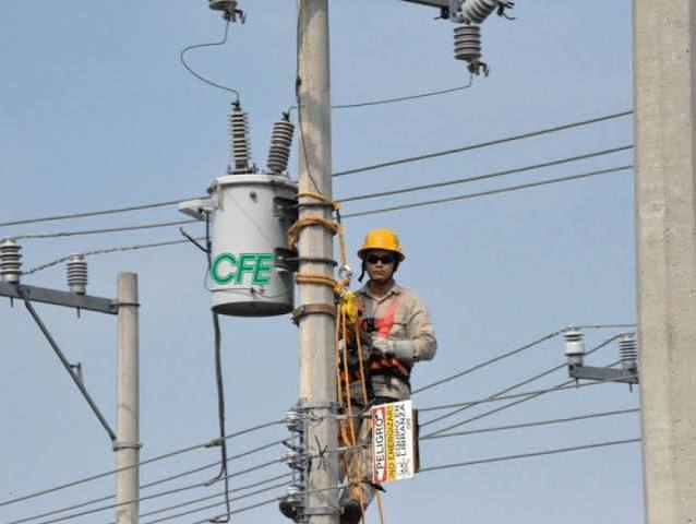 ¡Récord de apagones! CFE recibió 25 mil reportes el fin de semana por fallas eléctricas en la península de yucatán ¡RÉCORD DE APAGONES! CFE RECIBIÓ 25 MIL REPORTES