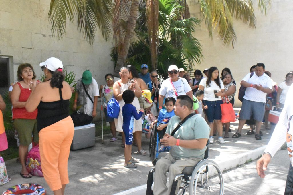 PERSONAS CON DISCAPACIDAD DISFRUTAN LA PLAYA