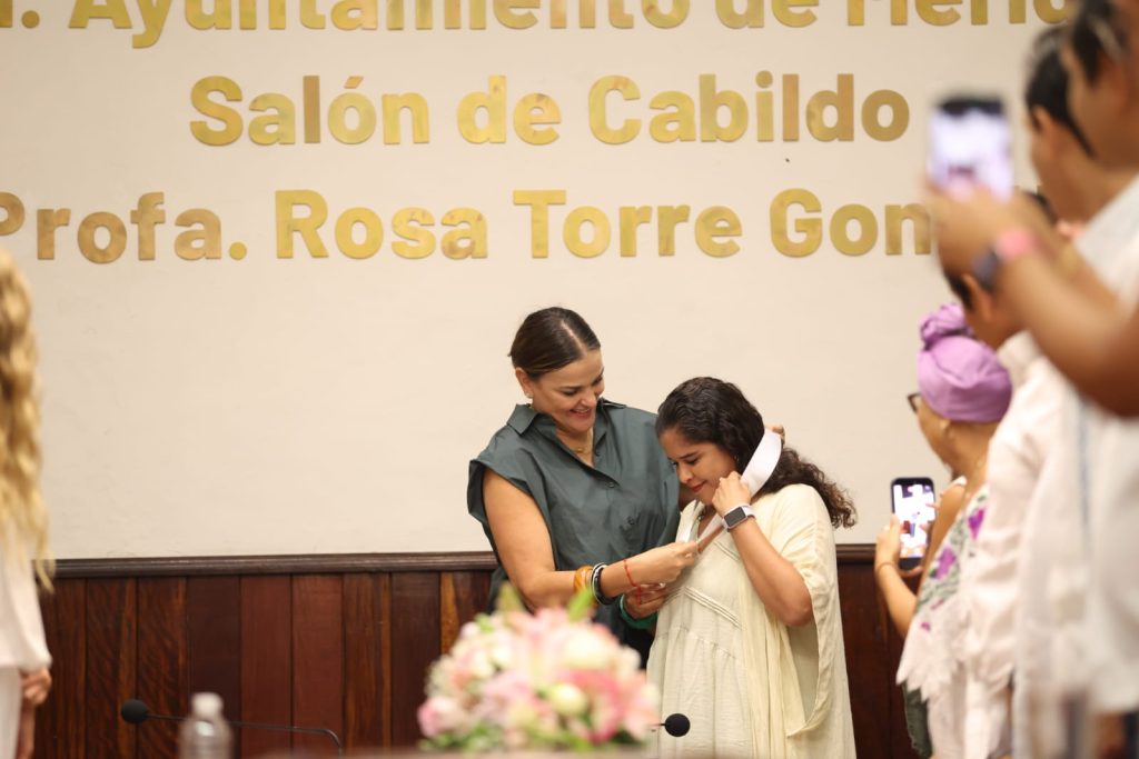 MEDALLA "ROSA TORRE GONZÁLEZ" A LILIANA JUDITH HERNÁNDEZ SANTIBAÑEZ.