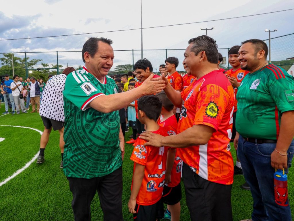 Díaz Mena inauguró la nueva cancha de Fútbol 5 en Tekax