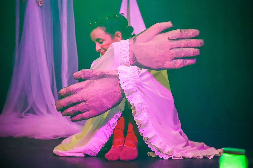 “En nombre de la mancha”, nos muestra cómo la menstruación puede compartirse desde el arte y el diálogo XXI FESTIVAL DE MONÓLOGOS TEATRO A UNA SOLA VOZ.