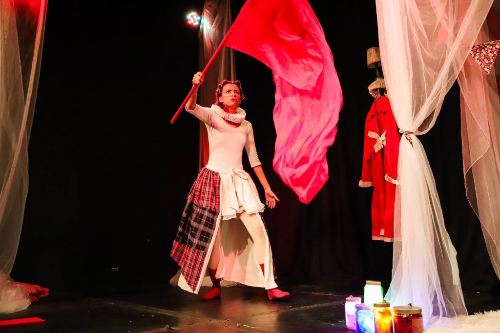 “En nombre de la mancha”, nos muestra cómo la menstruación puede compartirse desde el arte y el diálogo XXI FESTIVAL DE MONÓLOGOS TEATRO A UNA SOLA VOZ.