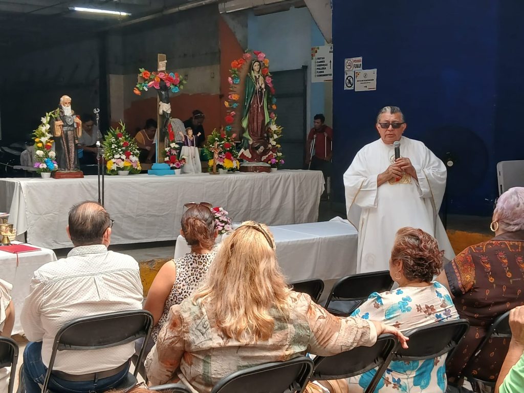 Comerciantes del Mercado San Benito festejan con fé y devoción a su patrono Comerciantes del Mercado San Benito festejan con fé y devoción a su patrono