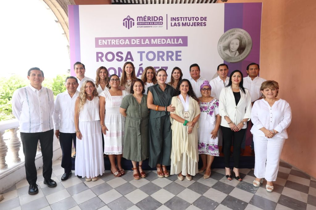 MEDALLA "ROSA TORRE GONZÁLEZ" A LILIANA JUDITH HERNÁNDEZ SANTIBAÑEZ.