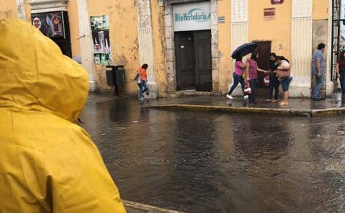 Apagones por intensas lluvias dejan sin agua a decenas de colonias de Mérida