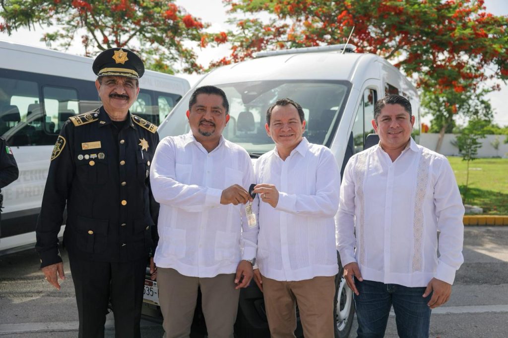 RENACIMIENTO MAYA ENTREGA 31 VEHÍCULOS DE APROXIMACIÓN A 30 MUNICIPIOS