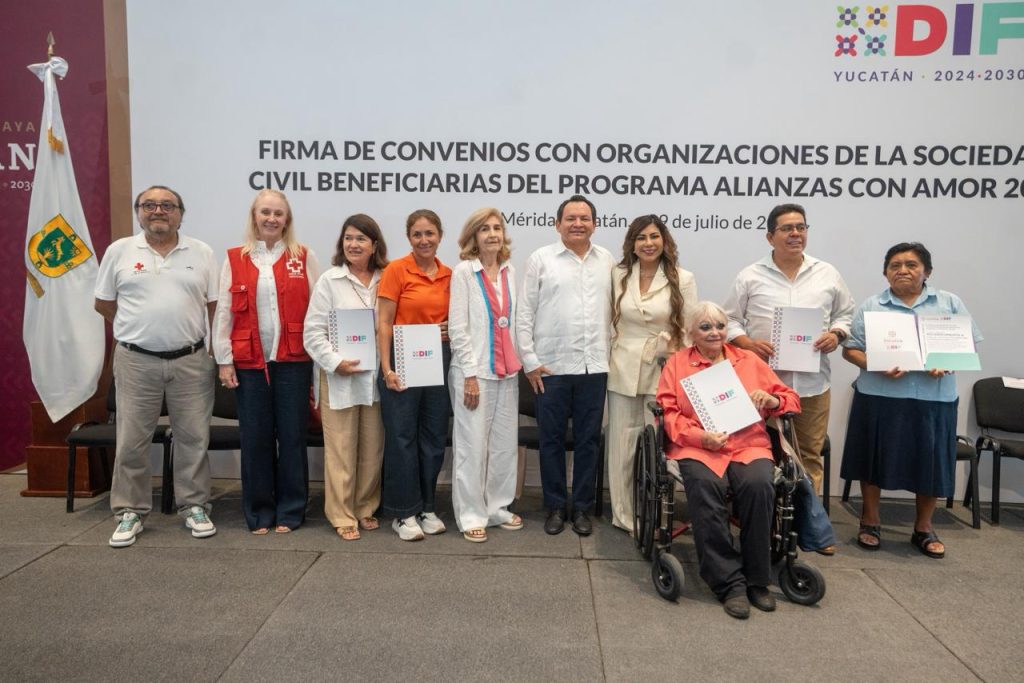 Renacimiento Maya destina 27.6 MDP a 63 organizaciones civiles que cuidan a quienes más lo necesitan El Gobernador Joaquín Díaz Mena encabezó la firma de convenios de Alianzas con Amor, programa que respalda a 63 organizaciones civiles que transforman vidas en todo Yucatán. El Gobierno del Renacimiento Maya fortalece la atención a las familias que más lo necesitan mediante una alianza con la sociedad civil, que permitirá ampliar servicios de salud, rehabilitación, alimentación, atención psicológica, asesoría jurídica, albergue, capacitación y acompañamiento para miles de personas en condición de vulnerabilidad en todo el estado. Al encabezar la firma de los convenios 2026 del programa Alianzas con Amor, el Gobernador Joaquín Díaz Mena destacó que, con una inversión anual superior a 27 millones 600 mil pesos, el Gobierno del Estado respalda el trabajo de 63 organizaciones de la sociedad civil, convencido de que la transformación de Yucatán se construye junto a quienes trabajan todos los días cerca de las personas y conocen las necesidades de cada comunidad. “A las organizaciones que hoy firman este convenio les decimos: cuenten con un gobierno de puertas abiertas y con un DIF Yucatán siempre dispuesto a trabajar de la mano para resolver juntos los retos que enfrentan. Vamos a seguir caminando unidos, porque cuando sociedad y gobierno suman esfuerzos, el bien común deja de ser un sueño y se convierte en una realidad para quienes más lo necesitan”, reiteró. Como parte del programa, nueve organizaciones atenderán a personas mayores; 16 fortalecerán la atención a personas con discapacidad; 34 brindarán terapias, servicios médicos, comedores, orientación psicológica y legal, actividades académicas y deportivas, así como atención a personas con adicciones, y cuatro impulsarán acciones con perspectiva de género y brindarán apoyo a mujeres embarazadas en situación de vulnerabilidad. El titular del Ejecutivo estatal afirmó que cada peso invertido en estas organizaciones se multiplica gracias al compromiso, la experiencia y el trabajo voluntario de quienes dedican su vida a servir a los demás, por lo que reconoció su labor para llevar esperanza, oportunidades y bienestar a quienes enfrentan mayores dificultades. Asimismo, señaló que este programa fortalece un modelo de trabajo coordinado entre el Sistema DIF Yucatán y las organizaciones civiles, al garantizar que los recursos públicos lleguen de manera directa, con transparencia y rendición de cuentas, a quienes más los necesitan. Díaz Mena recordó que, desde el inicio de su administración, se trabaja para combatir la desigualdad y llevar oportunidades a todos los rincones del estado. También reconoció la labor que realizan la Presidenta Honoraria del DIF Yucatán, Mtra. Wendy Méndez Naal, y la directora general, Shirley Castillo Sánchez, quienes, junto con las organizaciones de la sociedad civil, impulsan acciones que transforman la vida de miles de familias yucatecas. Asimismo, el Gobernador agradeció el respaldo de la Presidenta Claudia Sheinbaum Pardo por impulsar proyectos y políticas públicas que fortalecen el bienestar y el desarrollo de las yucatecas y los yucatecos. La Presidenta Honoraria del DIF Yucatán, Mtra. Wendy Méndez Naal, resaltó que, mediante la firma de estos convenios y la entrega de recursos, se refrenda el compromiso de respaldar a 63 asociaciones civiles que trabajan diariamente en favor de niñas, niños, personas con discapacidad, pacientes con cáncer, personas con síndrome de Down, personas mayores y otros sectores en situación de vulnerabilidad. “Hoy no venimos únicamente a entregar un apoyo económico; venimos a fortalecer una gran alianza. Cuando el DIF Yucatán y las asociaciones civiles hacen sinergia, multiplicamos el alcance de cada acción y el impacto de cada peso invertido. El Gobierno aporta recursos, coordina esfuerzos y brinda el respaldo institucional para que ustedes continúen transformando vidas”, afirmó. Por su parte, Castillo Sánchez señaló que estas alianzas estratégicas reflejan la visión de un gobierno cercano, de territorio y de puertas abiertas, que trabaja de la mano con la sociedad organizada para acompañar a cada familia yucateca. En representación de las organizaciones beneficiarias, el director general del Centro de Rehabilitación e Inclusión Infantil Teletón (CRIT) Yucatán, Rodrigo Ruelas Villalón, agradeció el respaldo del Gobierno del Estado y del Sistema DIF Yucatán, así como la confianza depositada en las asociaciones civiles que diariamente atienden a quienes más lo necesitan. Asistieron también la presidenta de la Asociación Mexicana de Ayuda a Niños con Cáncer en Yucatán, Marissa Goff Rodríguez; el presidente de la Asociación Pujulá IAP, Luis Gerardo Rosado Loría; el diputado federal Óscar Brito Zapata; la diputada federal Jéssica Saidén Quiroz, y la jefa del Departamento de Estrategia Social del Sistema DIF Yucatán, Jéssica Núñez Saldívar.