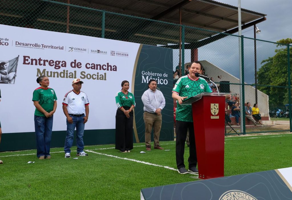 Díaz Mena inauguró la nueva cancha de Fútbol 5 en Tekax