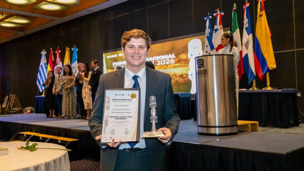EL DIRECTOR DEL DIF MÉRIDA, GERARDO LÓPEZ FERNÁNDEZ, RECIBE EL PREMIO INTERNACIONAL TONANZIN 2026.