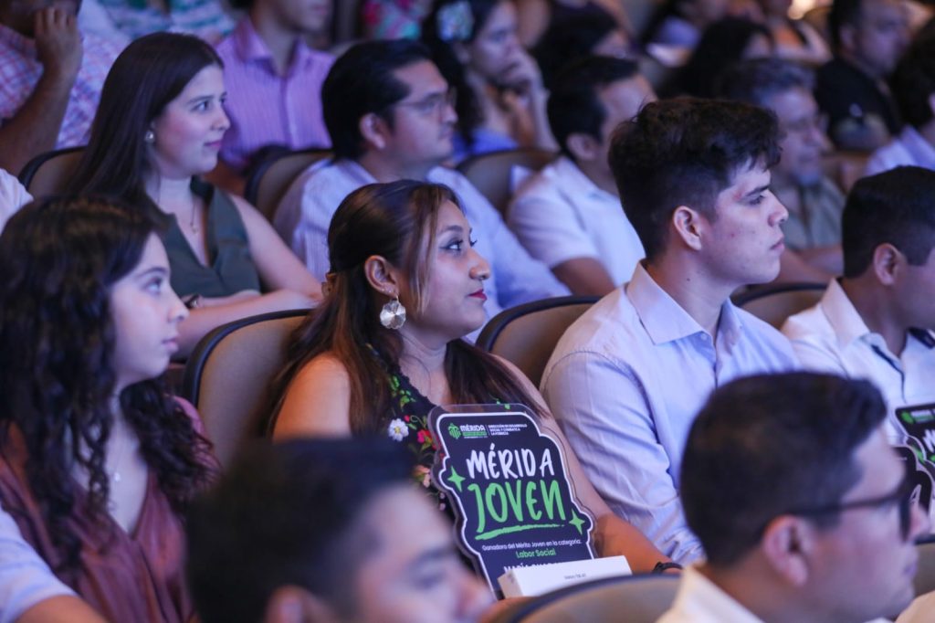 CECILIA PATRÓN RECONOCE EL TALENTO Y LIDERAZGO DE LAS JUVENTUDES EN MÉRIDA