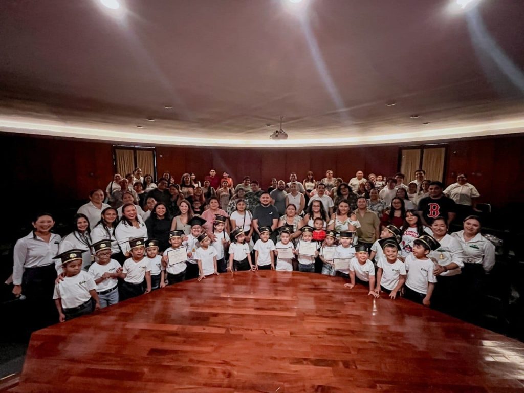 NIÑAS Y NIÑOS CULMINAN CON ÉXITO SU TERAPIA DE LENGUAJE EN EL COPI ORUGA DEL DIF MÉRIDA.