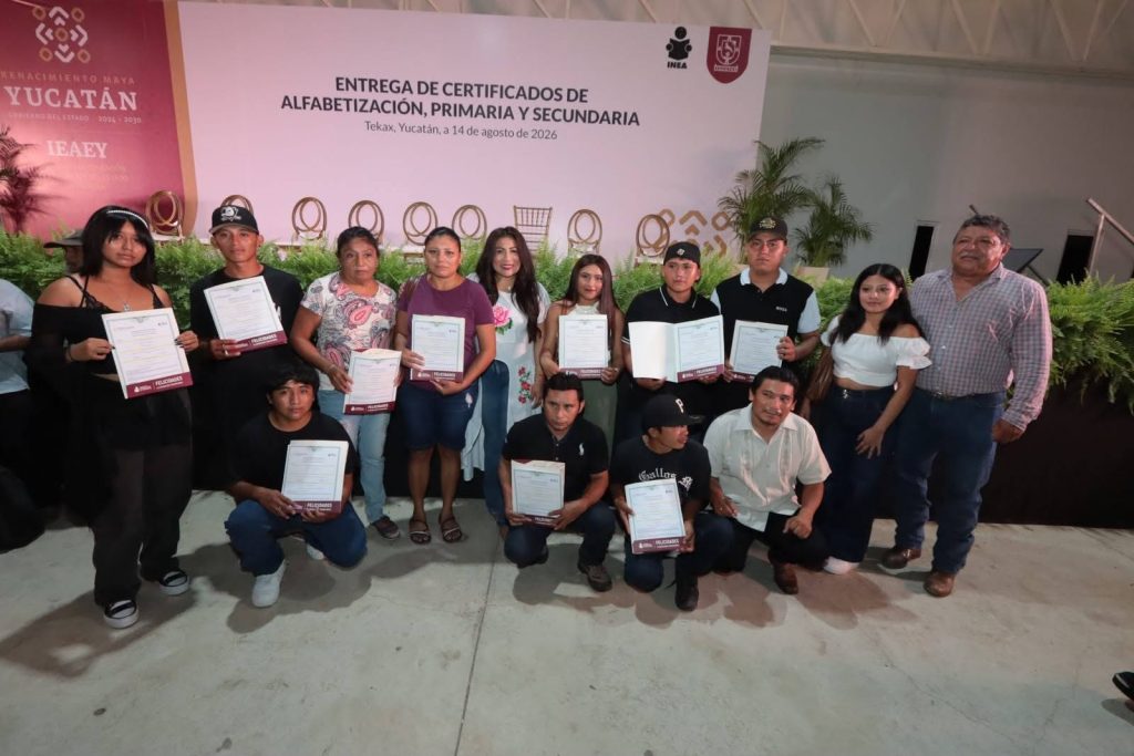 SE COMBATE EL EL REZAGO EDUCATIVO; IEAEY ENTREGA CERTIFICADOS