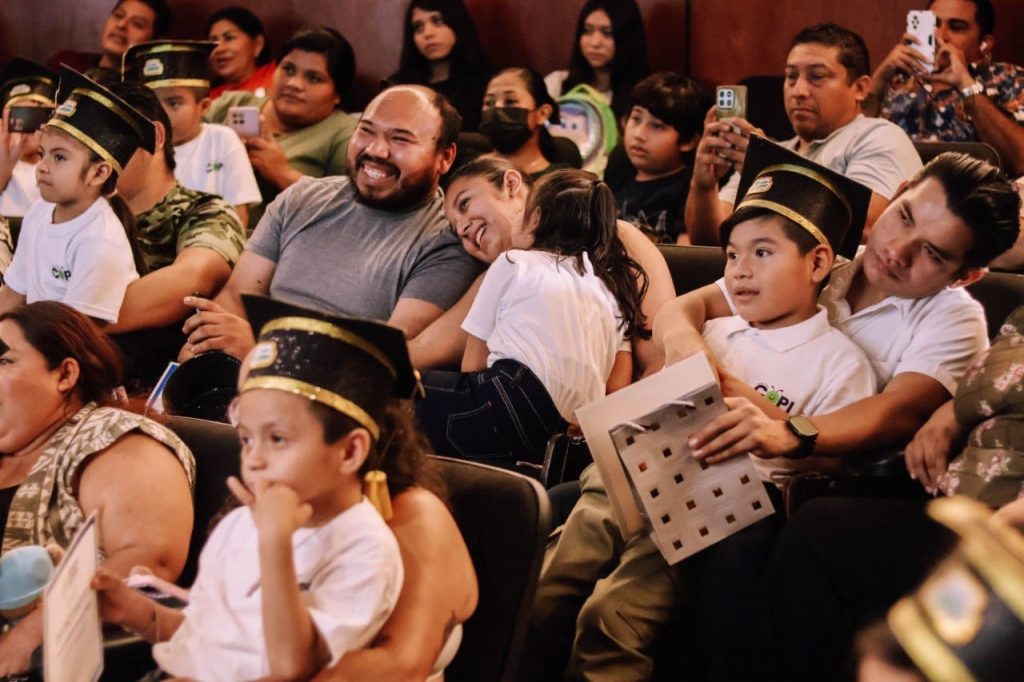 NIÑAS Y NIÑOS CULMINAN CON ÉXITO SU TERAPIA DE LENGUAJE EN EL COPI ORUGA DEL DIF MÉRIDA.