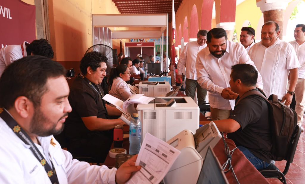 11,900 YUCATECAS Y YUCATECOS HAN SIDO ATENDIDOS EN LA VENTANILLA ÚNICA ESTATAL MÓVIL