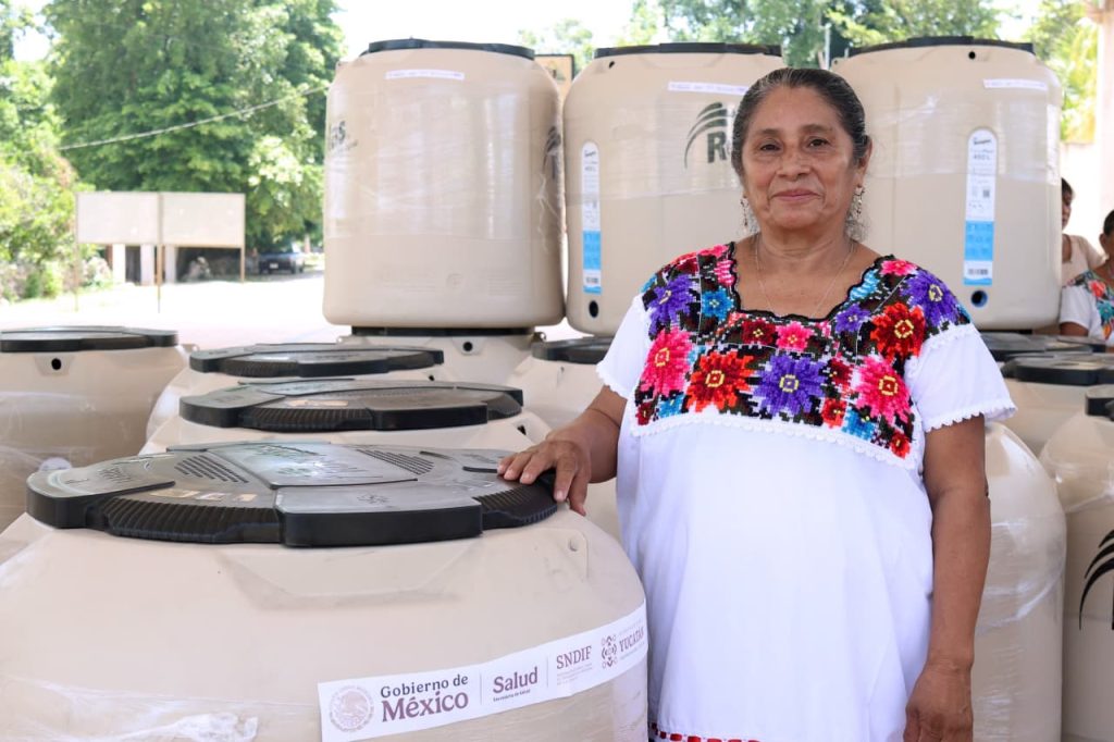 DIF YUCATÁN ENTREGA TINACOS A FAMILIAS DE KUNCHÉ