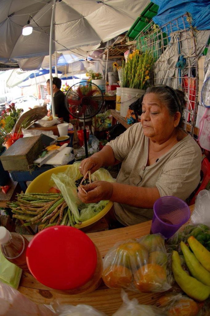 Por primera vez en la historia, los mercados y tianguis cuentan con reglas claras para funcionar mejor.