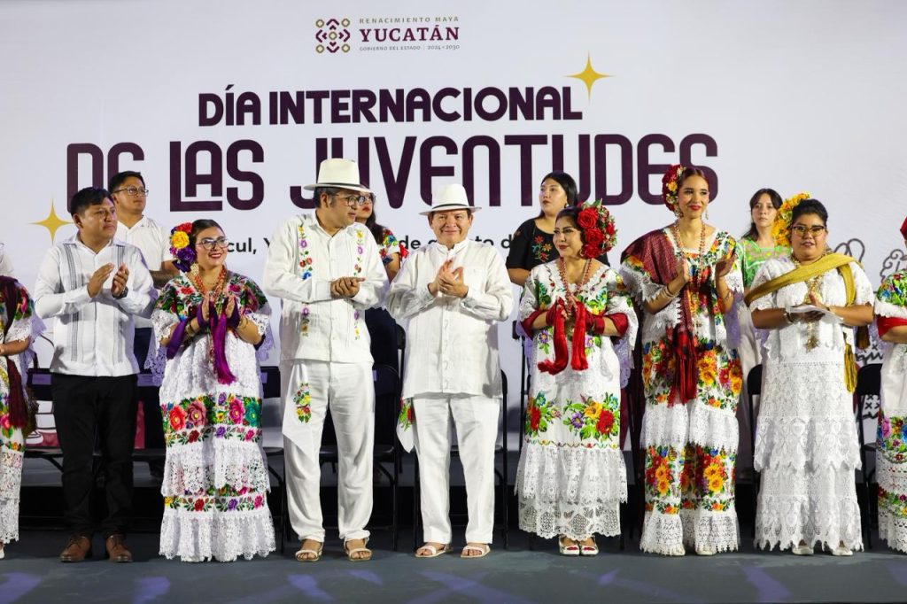 Juventudes celebran cultura y desarrollo con el Renacimiento Maya en Ticul
