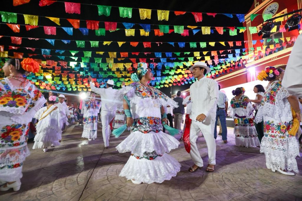 Juventudes celebran cultura y desarrollo con el Renacimiento Maya en Ticul
