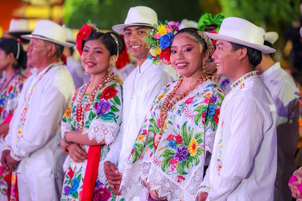 Juventudes celebran cultura y desarrollo con el Renacimiento Maya en Ticul